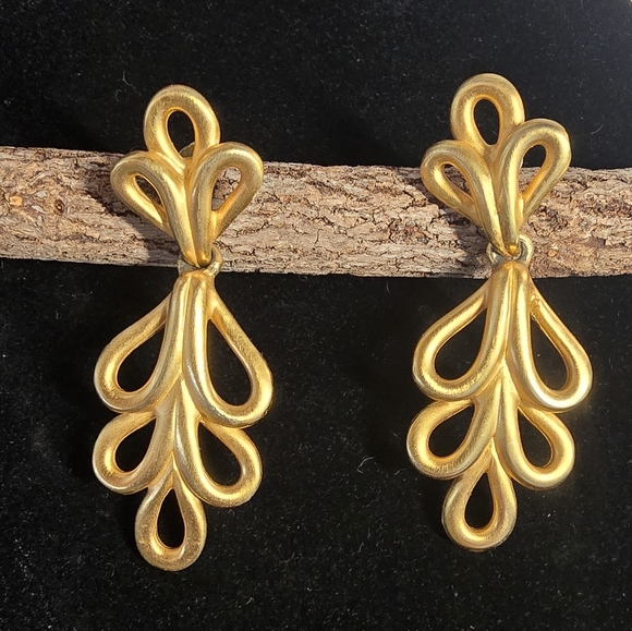Source Unknown Jewelry - Vintage Matte Gold-Tone Drop Earrings - Pierced